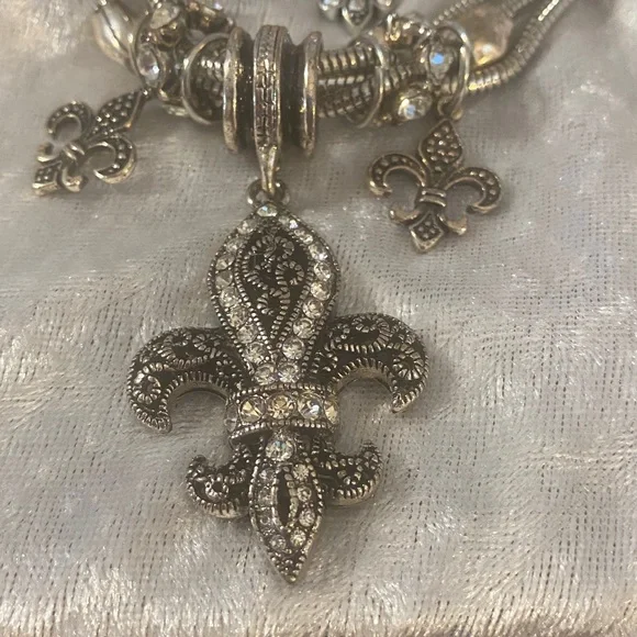 Chic Silver Fleur-de-Lis Necklace and Earring Set - Picture 9 of 11